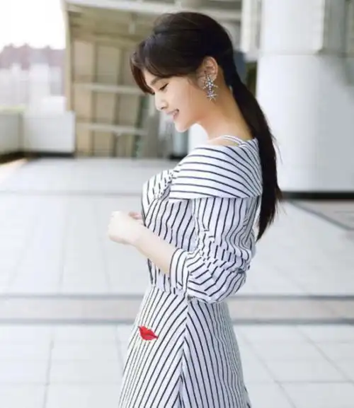 杨丞琳穿条纹裙少女感十足捂脸微笑好害羞