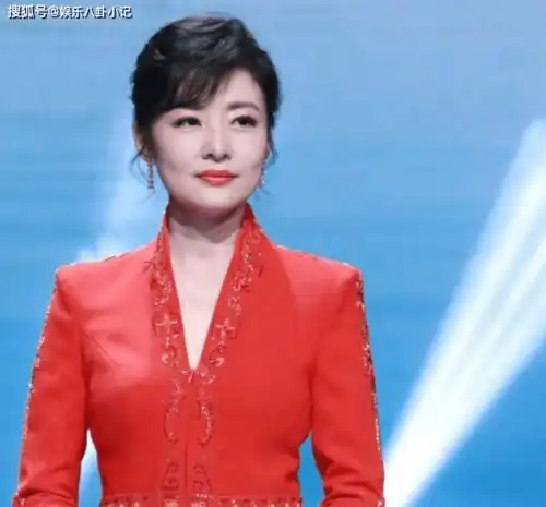 她曾比董卿还红,二婚嫁富商被宠成公主,如今52岁容貌美如少女