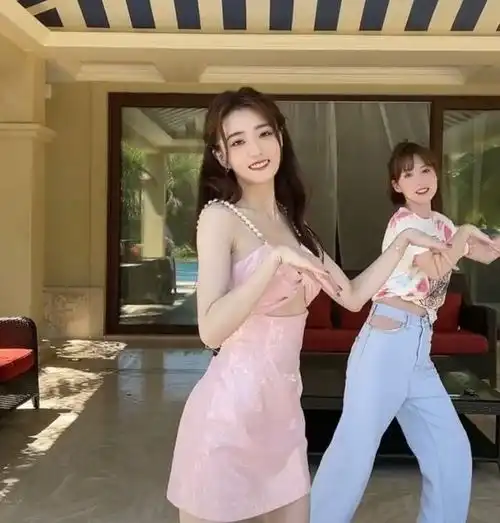 徐璐有颜,团队有脑,看似小裙子美貌营业,实则暗藏玄机