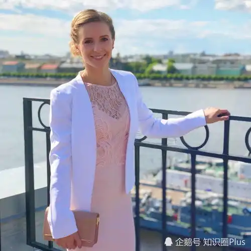 北京冬奥戴眼镜美女选手反差萌迷倒日本网民倒戈为俄罗斯美女打气