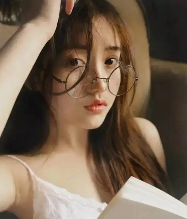 戴眼镜美女头像短烫发俄