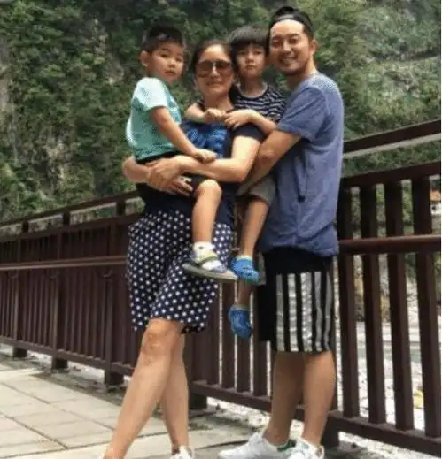 沙溢一家四口出游,不化妆大肚腩,网友娱乐圈最真实的一对夫妻