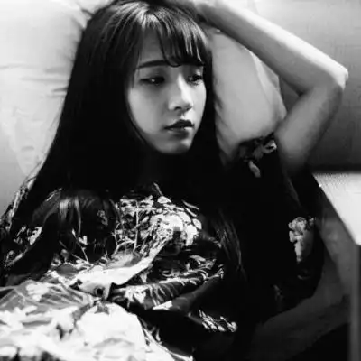 黑白女生头像2018旧人九事
