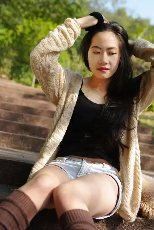 一个女孩在阳光的照耀下显得更加的阳光和清纯