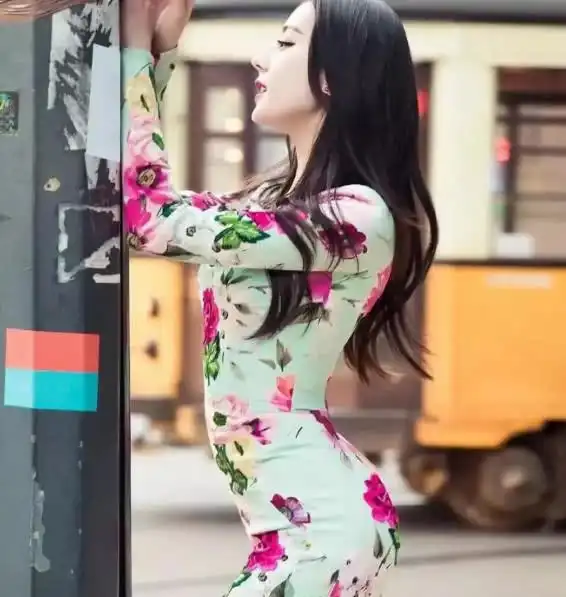 迪丽热巴活动原图曝光,裙子薄的像一张纸,想不火都难