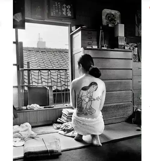 1970年日本,一个纹身师正在给一名女子纹身,女人应该是一名艺妓