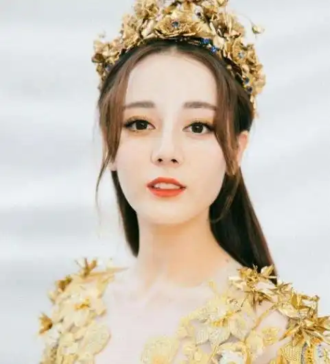 迪丽热巴小时候就上过语文课本,大眼睛高鼻梁,不愧是金鹰女神