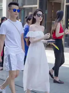 街拍名嫒美姝的美女,一件白色的连衣裙,时尚优雅魅力气质