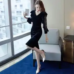 如今的女生穿上黑色连衣裙,演绎气质女人之美,楚楚动人