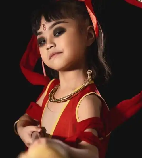 小学生模仿哪吒,一举一动还原经典,网友别人家的孩子