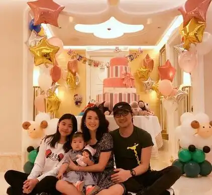 章子怡全家福曝光一岁女儿醒醒曝光