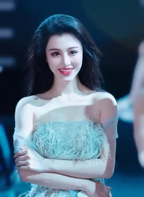 葛天身材真馋人,穿羽毛裙尽显妖娆曲线,精致锁骨清晰可见