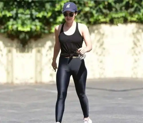 30岁女子外出健身,一身运动装动感十足,一起去健身吧