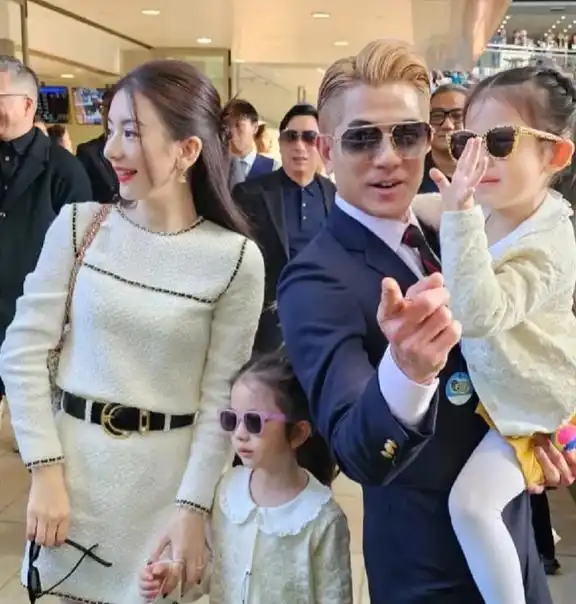 郭富城俩女儿近照穿白色公主裙,颜值惊艳,与妈妈合影好养眼