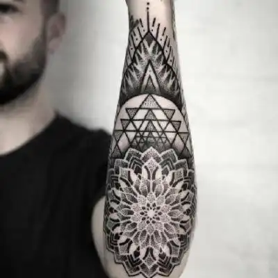 小臂梵花纹身头像小臂位置点刺梵花纹身