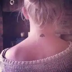 不必满背,mini纹身打造性感girl