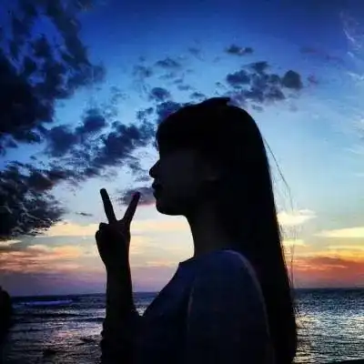 女生头像霸气背影坐地网
