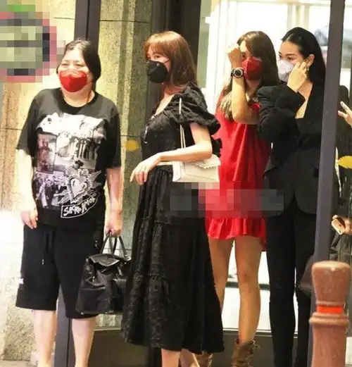 林志玲与友人外出被拍,穿娃娃裙尽显少女范,生图状态哪像45岁