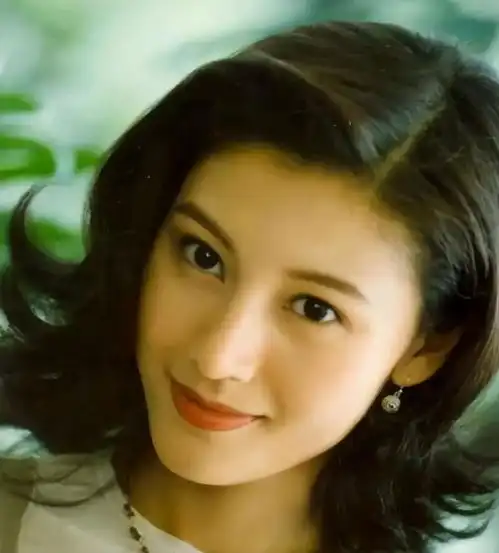 天生不上镜的4位女明星,真人个个又瘦又美,比照片漂亮好几倍