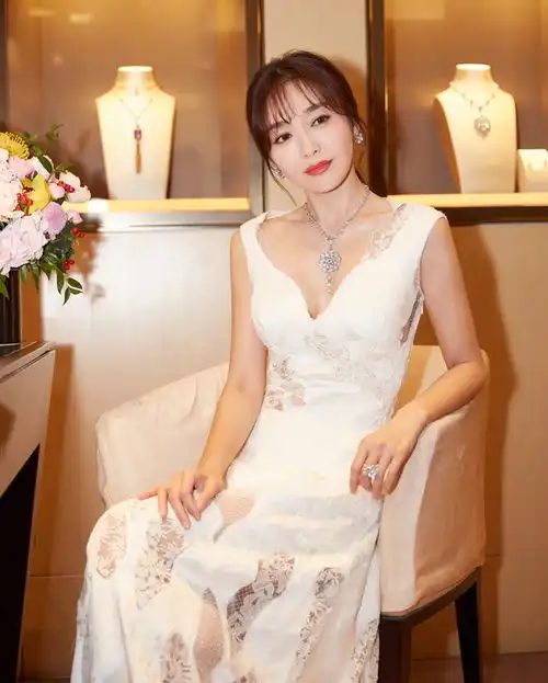 温婉柔美优雅动人的性感美女秦岚,网友调侃娱乐圈的苏妲己