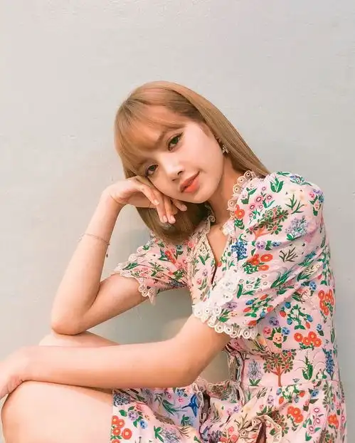 甜酷女孩头像穿衣