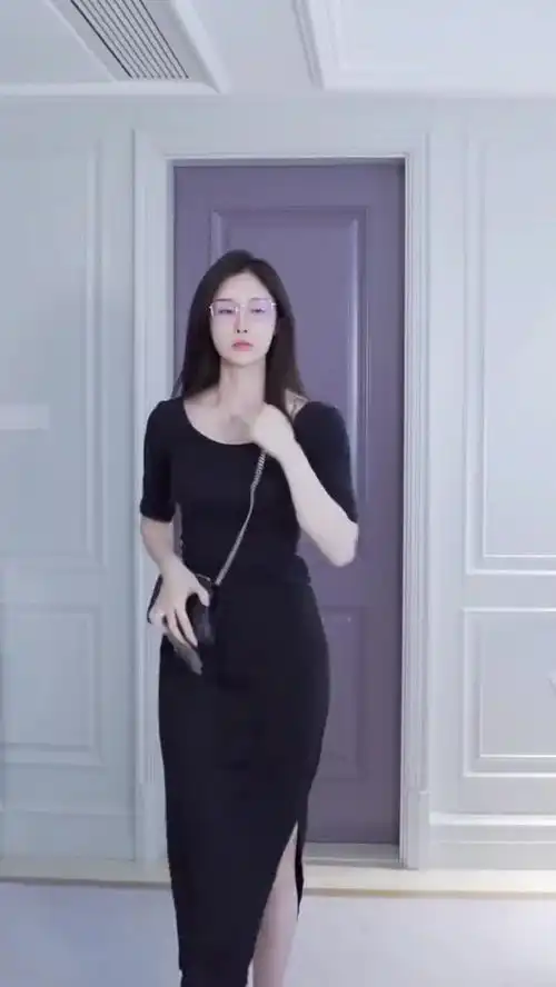当想出门浪时最怕如此尴尬美女穿着妖娆偶遇老爸,最后秒变御姐太惊艳