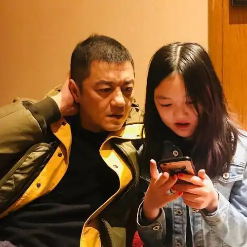 还有钱折腾李亚鹏现身工作室当监工,亲自督促装修满面愁容