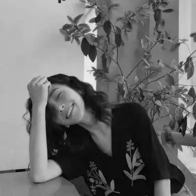 黑白女生头像