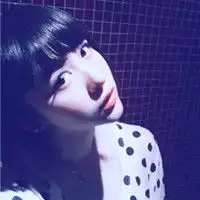 各位帮帮忙,我是女的,有没有一套的头像网名个性签名....要悲伤的,