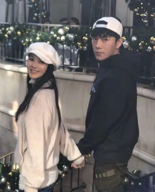 60岁庾澄庆罕晒一家四口合照,与小14岁老婆带子女爬山,画面温馨
