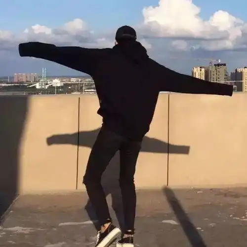 头像男高质量自由港风姿