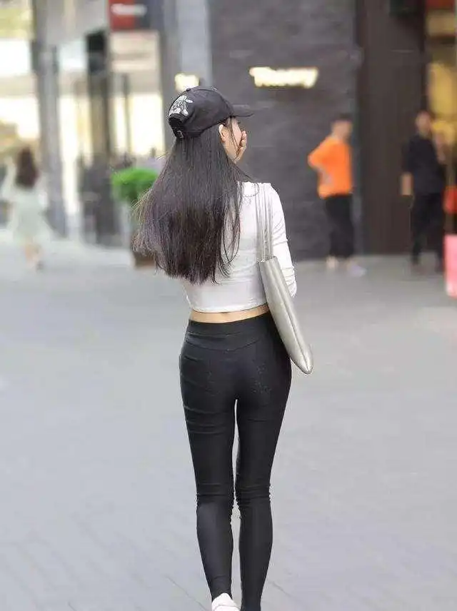 舒适时尚的打底裤穿着更显穿衣档次,气质女生都爱穿,时尚休闲