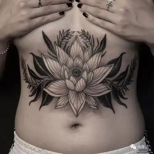 分享33张性感女性胸下各种纹身风格的纹身作品图片
