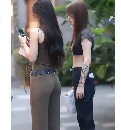两个女人看起来都很养眼,可惜右边手上纹了纹身,观感大打折扣