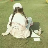 女生头像霸气背影坐地微信头像图片大全