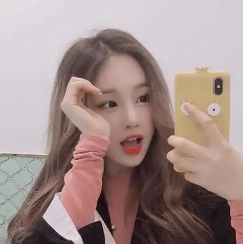 真人女生头像不要迷路边的野花,忘记怀里的玫瑰