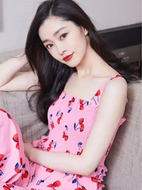 宋轶穿出了初恋女孩的样子,穿碎花裙一字锁骨抢镜,又瘦又美