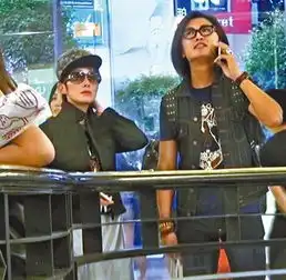 47岁息影女星张敏现身昔人红人戴帽子墨镜无人识图