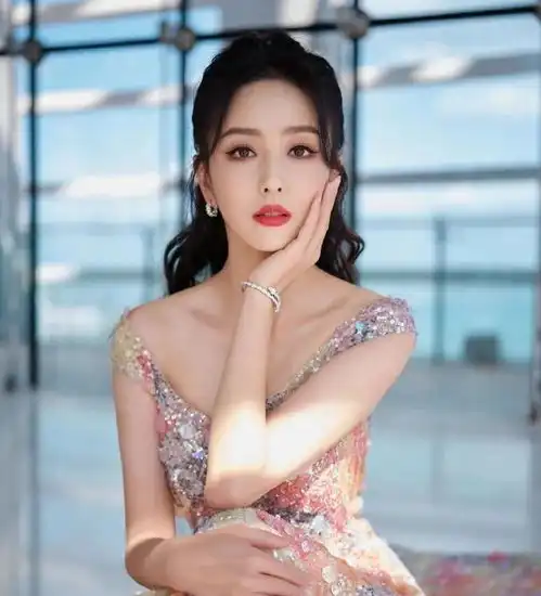 佟丽娅现身海南电影节,演唱早十年的童话,网友重新认识她