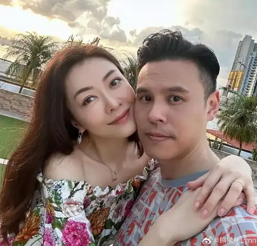 熊黛林夫妇带双胞胎女儿出游,小姐妹暴风抽高,颜值不相上下