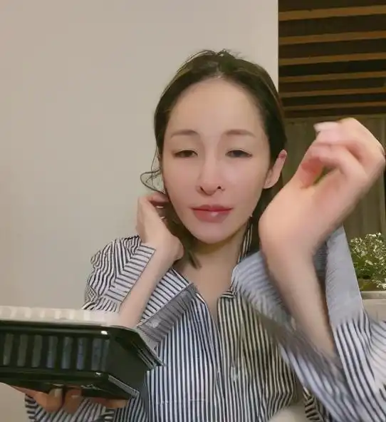 2月14日,萧亚轩,带病直播