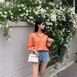 牛仔裤展现时尚美感,个性时尚又减龄,突显美女不凡的搭配风格