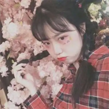 女生头像可爱,粉红色的少女卖萌的样子