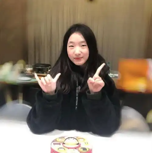 小s为大女儿庆祝16岁生日,许曦文说没有谈恋爱,被发现会被赶出家门