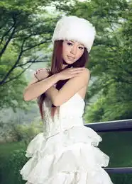 调出外景美女图片漂亮的暗调青绿色