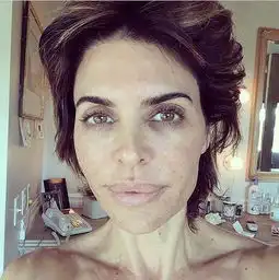 素颜大挑战超模女星起床自拍为慈善