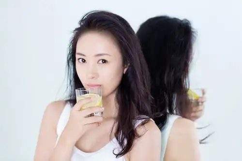 她为拍戏与老师性交易,张默因此暴打她,时隔七年真相揭露