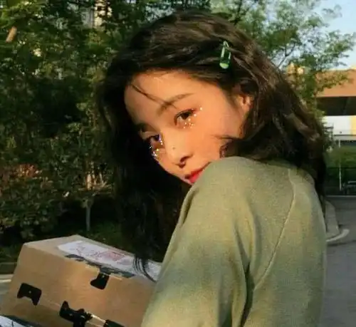 女生绿色头像全绿少女