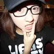 短发戴眼镜那个爱笑女生网页经常出现的头像女生是谁谁有她其它头像