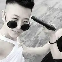 戴眼镜美女头像短烫发动
